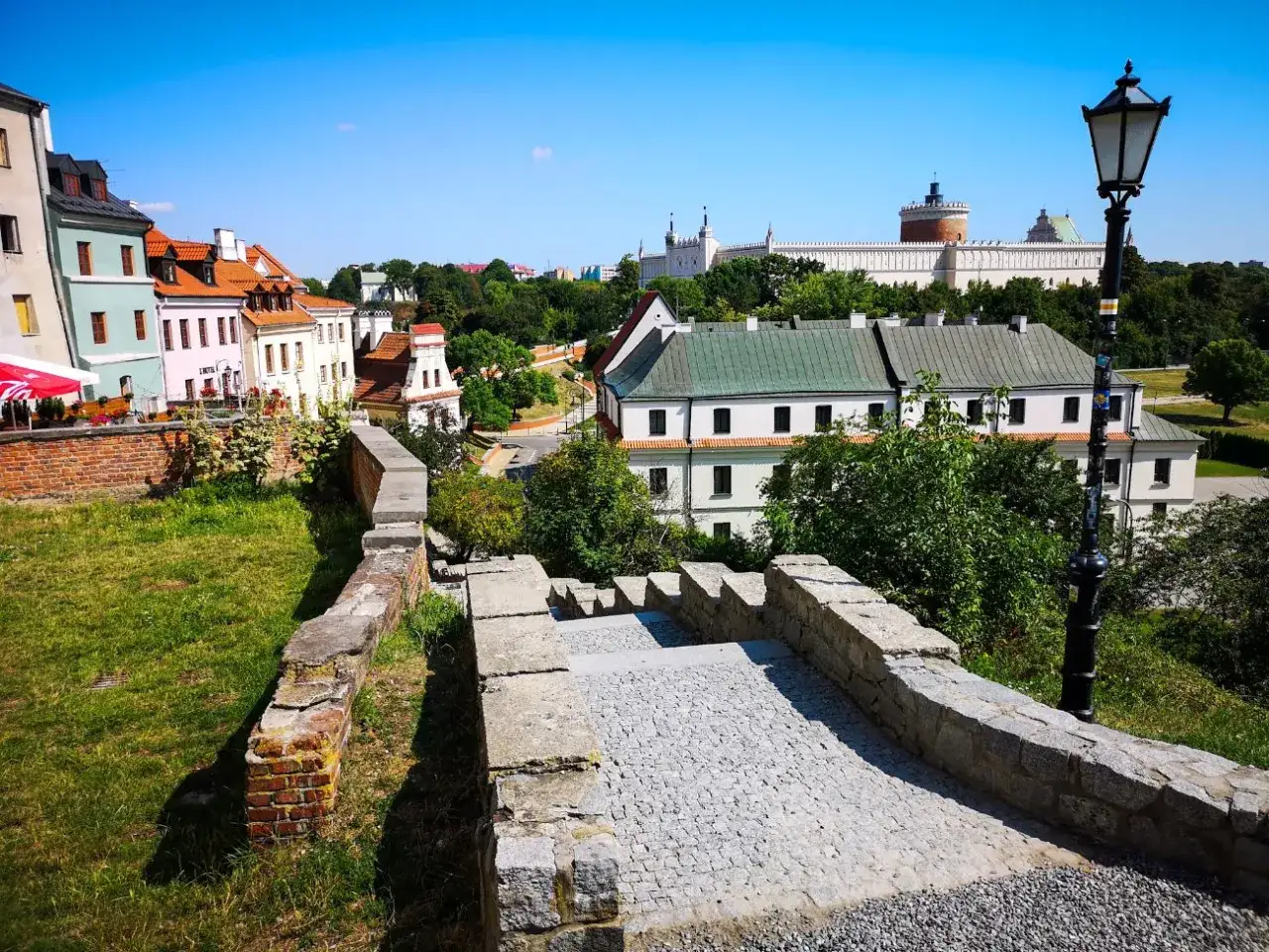 Malownicze kamienne schody prowadzą do kolorowych kamieniczek i Zamku Lubelskiego. Idealne miejsce, by sprawdzić, co się dzieje w Lublinie w weekend.