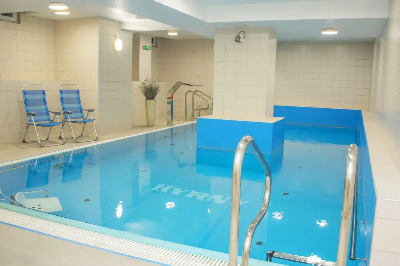 Basen w hotelu Hyrny w Zakopanem. Idealna oferta 50 plus dla seniorów szukających relaksu i aktywności.