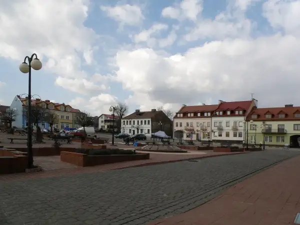 Rynek w Serocku, kujawsko-pomorskie. Kolorowe kamienice, ławki i latarnie tworzą urokliwy zakątek.