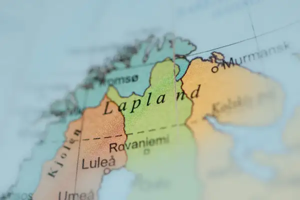 Mapa pokazuje, gdzie jest Laponia, z zaznaczonymi miastami jak Rovaniemi i Tromsø.
