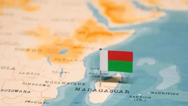 Flaga Madagaskaru na mapie Afryki. Widać, gdzie leży Madagaskar, obok Mozambiku i Mauritius.