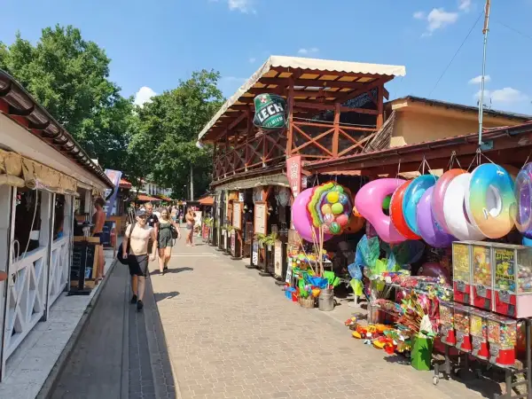 Spacer po Skorzęcinie, gdzie kolorowe koła ratunkowe i zabawki zapowiadają letnie imprezy.