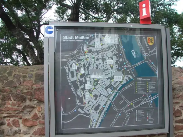 Mapa turystyczna "Stadt Meißen Historische Altstadt" przedstawia urokliwe porcelanowe miasto w Saksonii, z zaznaczonymi zabytkami i rzeką Łabą.