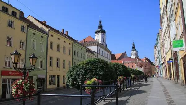 Kolorowe kamienice i wieże ratuszowe tworzą malowniczy widok na miasto nad Kaczawą.
