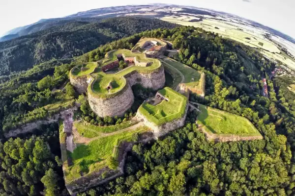 Forteca Srebrna Góra, idealne miejsce na wycieczkę na niedzielę Dolny Śląsk. Imponująca twierdza na wzgórzu otoczona lasem.