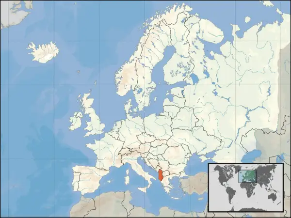 Mapa Europy z zaznaczoną Albanią. Gdzie jest Albania? Na Bałkanach, nad Adriatykiem.