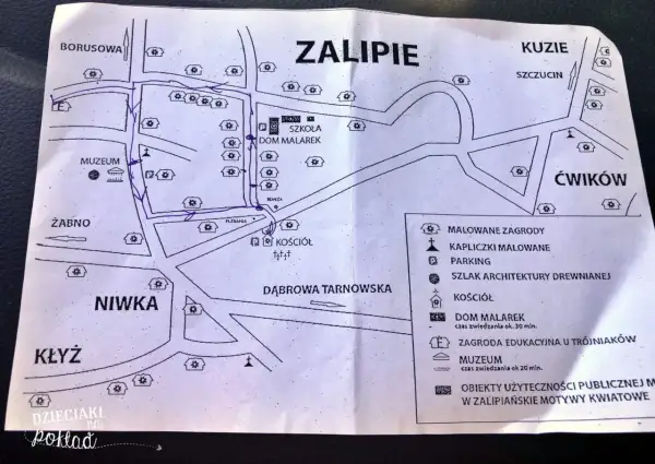 Mapa Zalipia z zaznaczoną trasą spacerową. Widać tu m.in. szkołę, dom Malarek, muzeum i kościół.