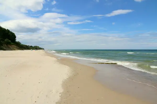 Piękna plaża w Gąskach, idealne miejsce na rodzinne wakacje. Mnóstwo przestrzeni do zabawy i budowania zamków z piasku, a morze zachęca do kąpieli. Gąski atrakcje dla dzieci czekają!
