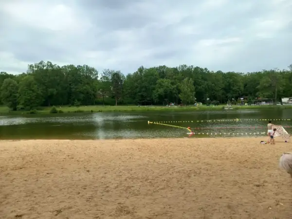 Piękna plaża i jezioro, idealne na letni relaks. To jedne z fajnych miejsc nad wodą łódzkie.