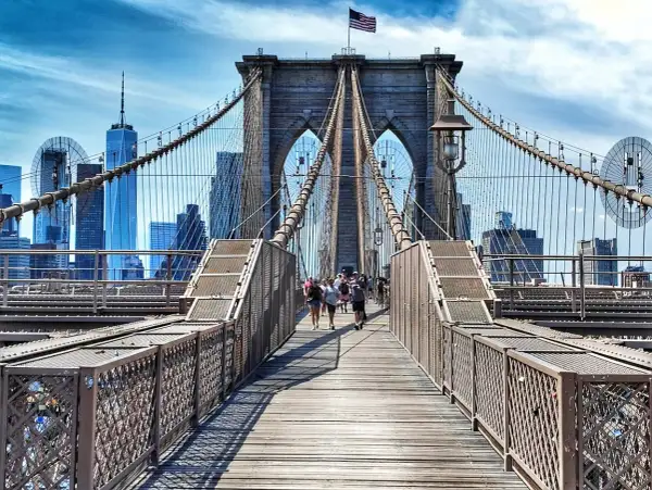 Spacerem po moście Brooklyn, z widokiem na drapacze chmur Manhattan.
