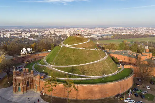 Kopiec Krakusa w Krakowie Zabłociu, z krętymi ścieżkami i panoramą miasta.