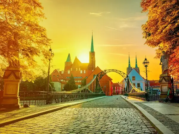 Zachód słońca nad Ostrowem Tumskim we Wrocławiu. Idealne miejsce, gdzie na weekend z Wrocławia.