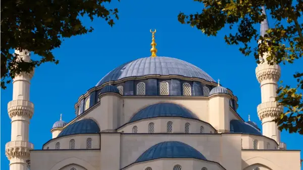 Piękny meczet z minaretami, symbol albańskiej religii, pod błękitnym niebem.